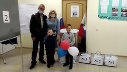 Молодая семья Выходцевых из села Быковки пришла на выборы всей семьёй