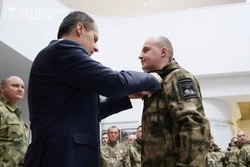 Вячеслав Гладков вручил почти 100 наград бойцам «Орлана» и самообороны 