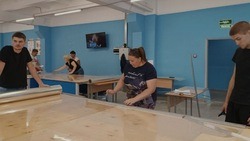 Специалисты приступили к нарезке ударостойкой плёнки для школ и детских садов в Белгороде