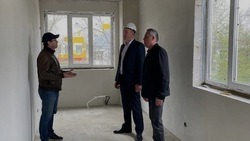 Начальник Яковлевской территории Денис Бондаренко проверил ход строительства дома по улице Ленинская