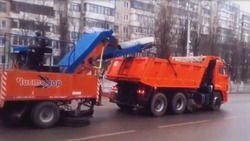 Рабочие начали очищать улично-дорожную сеть в Белгороде от песко-соляной смеси