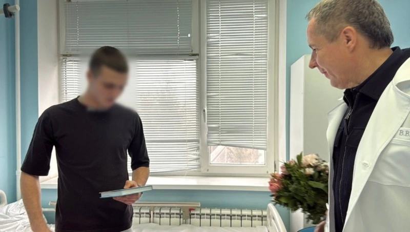 Гладков навестил в больнице подростка, пострадавшего при атаке по Шебекинскому округу