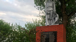 Яковлевские полицейские отремонтировали памятник воинам в селе Крапивном
