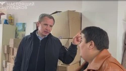 Вячеслав Гладков побывал в центре выдачи помощи жителям приграничья 