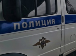 Белгородка расклеила на скамейке во дворе многоэтажки средства интимной гигиены 