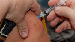 Кремль ответил на идею об обязательной вакцинации от COVID-19 в РФ