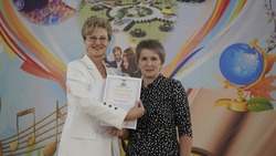 Педагоги третьей школы города Строителя в числе других приняли поздравления с Днём учителя