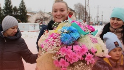 Яковлевская молодёжь встретила чемпионку мира по ММА Дарью Пирогову на вокзале