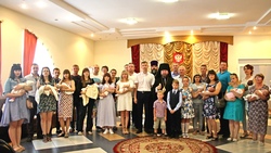 Власти Яковлевского городского округа вручили подарки 28 семьям с новорождёнными детьми