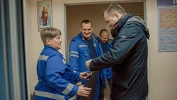 Олег Медведев заехал поздравить с Новым годом сотрудников скорой помощи 