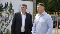 Шуваев проинспектировал ход строительства «Белого квартала» в Белгороде