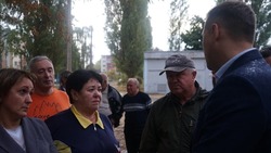 Олег Медведев встретился с жильцами восьмого дома по улице 5 Августа в Строителе