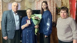 Яковлевские волонтёры поздравили Ирину Шмидт с 80-летием полного освобождения Ленинграда 