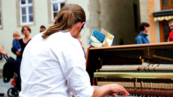 Пианино во дворе. Белгородцы включились в акцию по возрождению музыкального образования