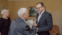 Олег Медведев поздравил с наступающим Днём Победы участников Великой Отечественной войны 