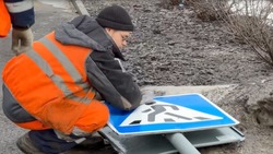 Рабочие начали приводить в порядок дорожные знаки в Белгороде