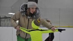 Снежные принцессы на льду. Как проходят тренировки у юных фигуристок Яковлевского округа