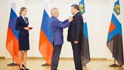 Евгений Савченко наградил главу администрации города Строителя