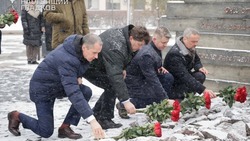 Вячеслав Гладков возложил цветы к мемориалу на Камышитовом заводе