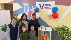Многодетная семья Крисановых из села Дмитриевки пришла на избирательный участок всем составом