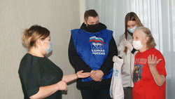 Волонтёры «Единой России» Яковлевского округа оказали помощь одиноким пожилым людям
