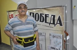 Победитель фотоконкурса «СССР» Владимир Бондаренко получил приз от редакции газеты «Победа» 