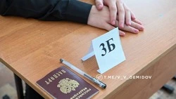 Вячеслав Гладков поздравил белгородскую стобалльницу 