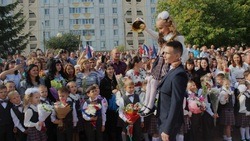 Глава администрации Яковлевского округа Олег Медведев поздравил жителей муниципалитета с 1 сентября