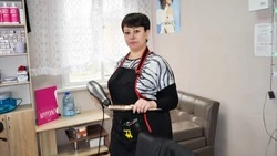 Причёску сделает любому. Жительница села Черкасского Неля Сибен открыла в селе Бутово парикмахерскую