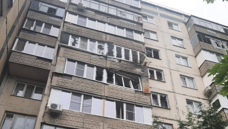 Беспилотник ВСУ влетел в жилую многоэтажку в Белгороде 