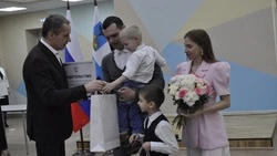 Вячеслав Гладков вручил молодым семьям Яковлевского округа свидетельства на получение соцвыплаты 