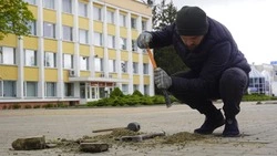 Поправят, перестелют. На центральной площади города Строителя заменили вышедшую из строя плитку