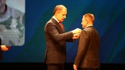 Гладков вручил более 50 наград бойцам белгородской самообороны