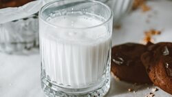 Обязательная маркировка молочной продукции с коротким сроком годности началась в стране