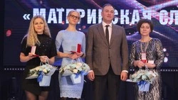 Их любовь растит будущее. В Яковлевском округе тепло поздравили мам 