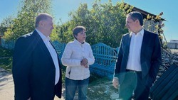 Губернатор Белгородской области Вячеслав Гладков осмотрел разрушенные дома в Нехотеевке