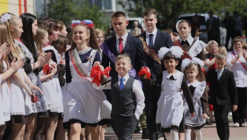Губернатор Вячеслав Гладков поздравил с последним звонком выпускников из приграничных сёл 