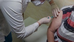 Привитым от коронавируса более года назад белгородцам рекомендовали делать две прививки
