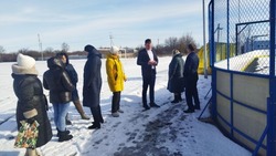 Партийный десант проверил состояние детской площадки в посёлке Яковлево