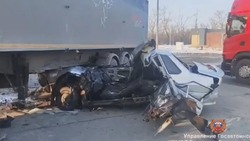 Легковушка и грузовик столкнулись на трассе в Яковлево