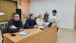 Власти встретились с жителями проблемных домов в Терновке
