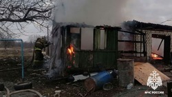 Огонь охватил кровлю сарая в Мощёном