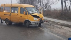 Иномарка столкнулась с маршрутной «Газелью» в Яковлевском округе 