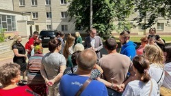 Губернатор Вячеслав Гладков посетил пункт временного размещения жителей из Шебекинского округа