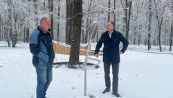 Замгубернатора Сергей Довгалюк проконтролировал ход благоустройства парка «Маршалково» в Строителе