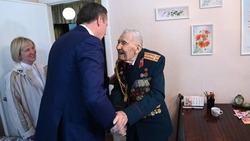 Вячеслав Гладков вместе с супругой поздравил ветерана ВОВ Николая Андреевича Зинченко с Днём Победы