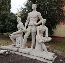 Скульптура советских спортсменов останется возле здания краеведческого музея в городе Строителе 