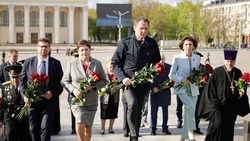 Вячеслав Гладков возложил цветы к Вечному огню в Белгороде