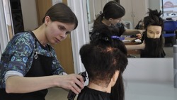 Как студентки Яковлевского политехнического техникума учатся постигать азы парикмахерского искусства