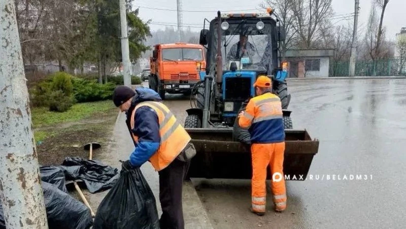 Около 200 коммунальщиков вышли на уборку улиц Белгорода 